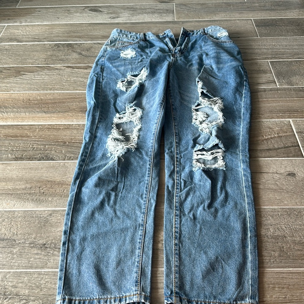 Super cute baggy, Mom jeans with rips in the front